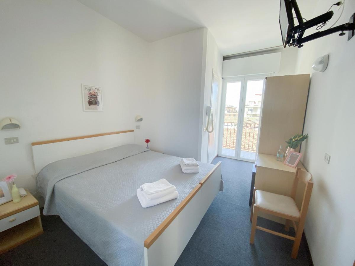 Hotel Berlino Cattolica Bagian luar foto