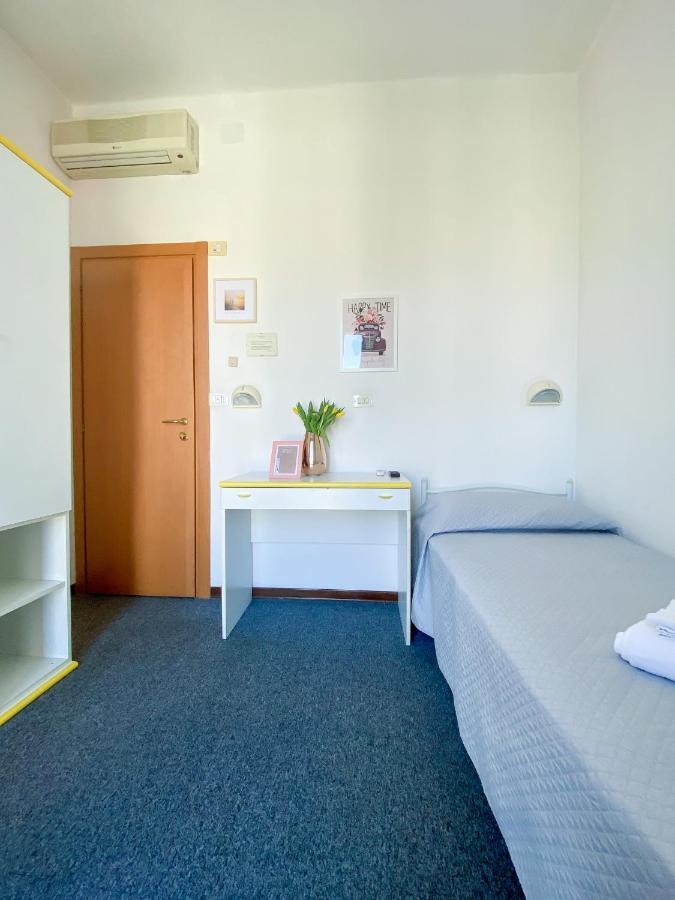 Hotel Berlino Cattolica Bagian luar foto
