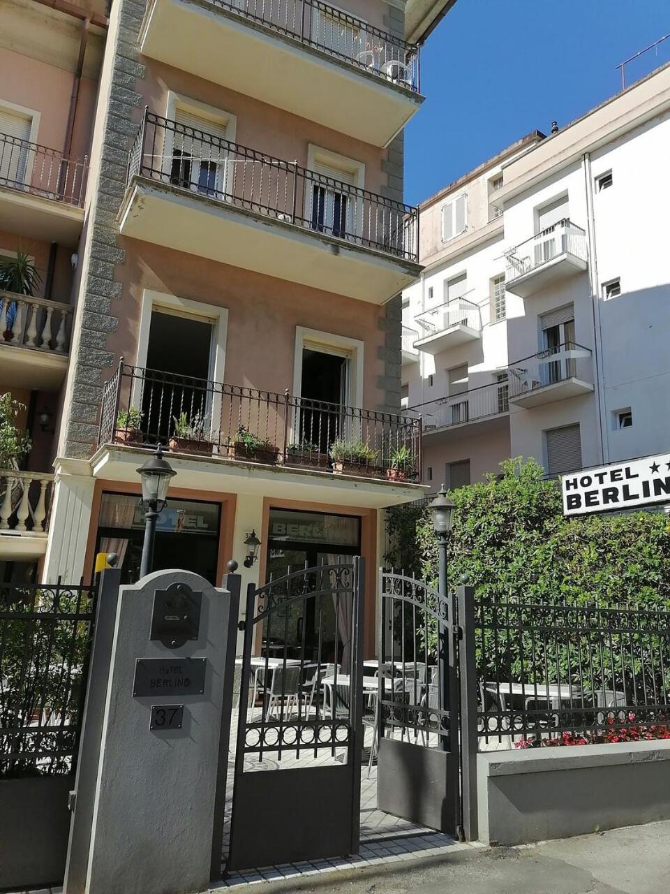 Hotel Berlino Cattolica Bagian luar foto
