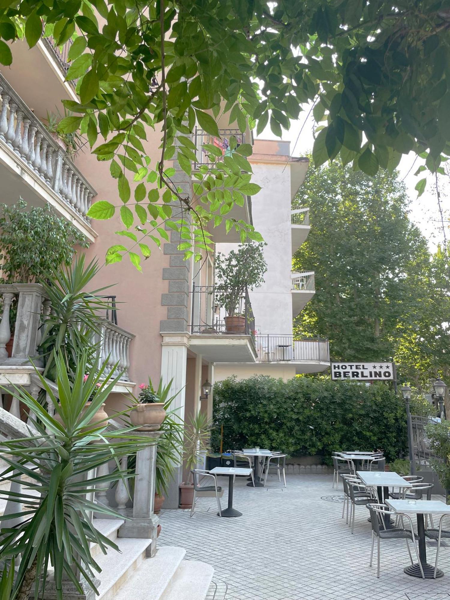Hotel Berlino Cattolica Bagian luar foto
